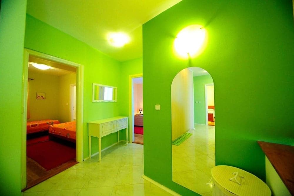 4 Bed Villa Sleeps 9 - Pool, Pets, Garden, Parking