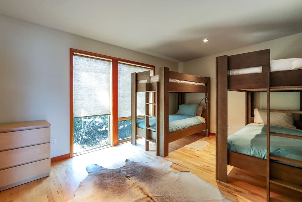 FOUR Condo with Columbia River Gorge View and Hot Tub by RedAwning