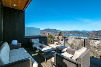Four Condo With Columbia River Gorge View and Hot Tub by Redawning