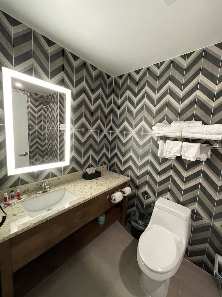 Super 8 by Wyndham Brooklyn Williamsburg