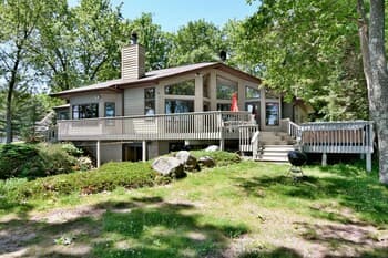 Cheif Lake Lodge 4 Bedroom Home by Redawning