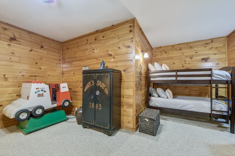 Horsin' Around 3 Bedroom Cabin by Redawning