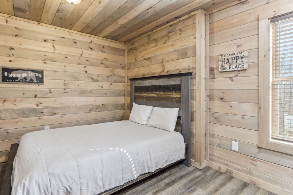 Hawkeye Ridge 3 Bedroom Cabin by RedAwning