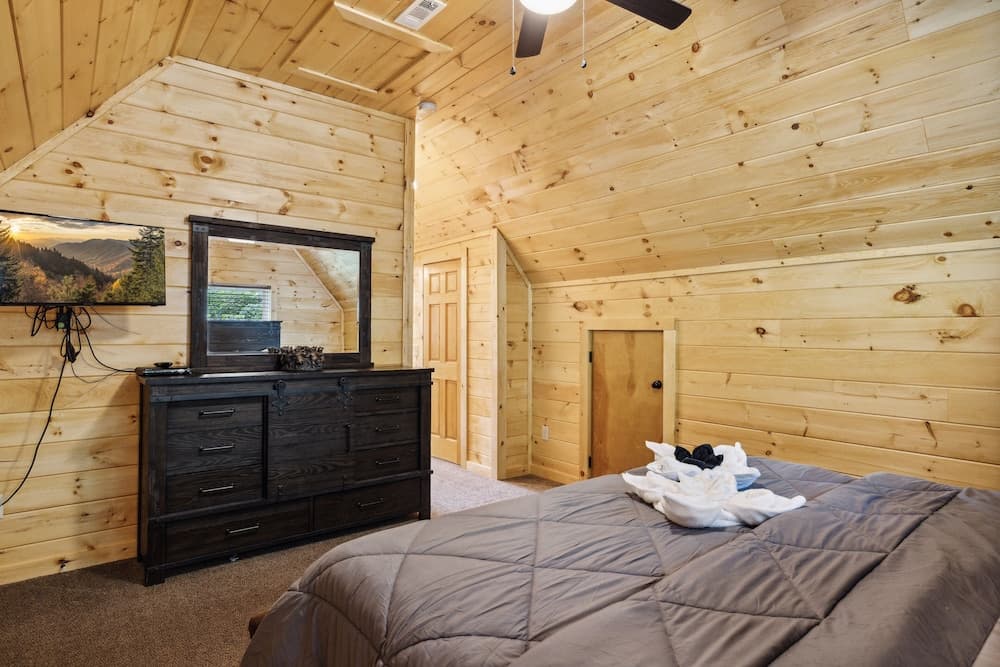 Creekside Manor 3 Bedroom Cabin by RedAwning