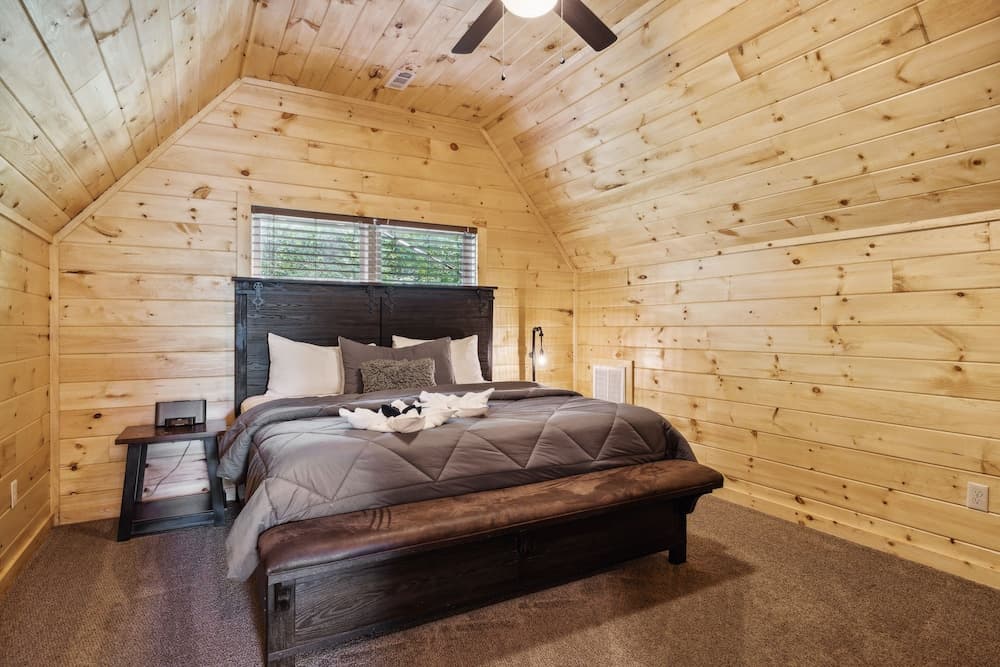 Creekside Manor 3 Bedroom Cabin by RedAwning