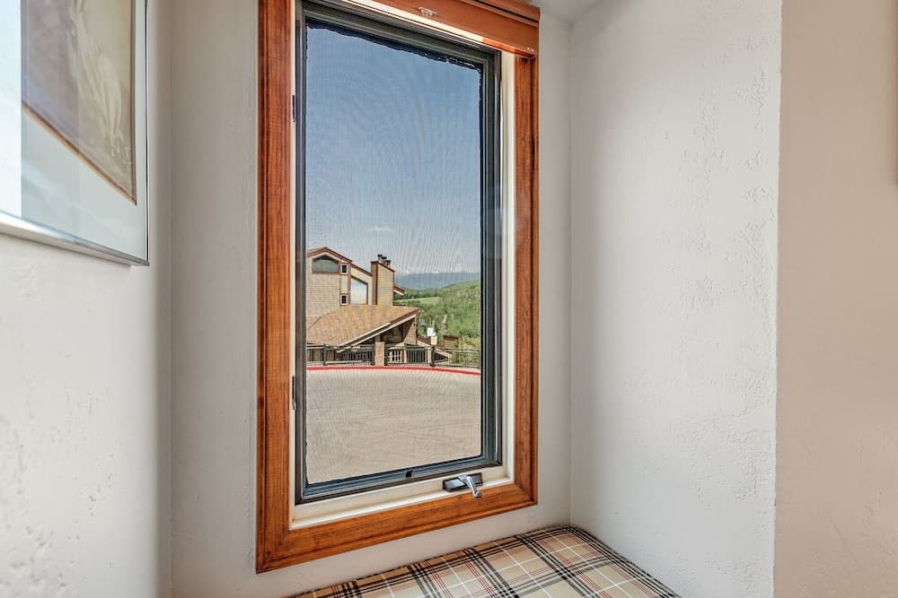 Snowmass 2BR Getaway Pool, Hot Tub & Ski Access - D2 by RedAwning