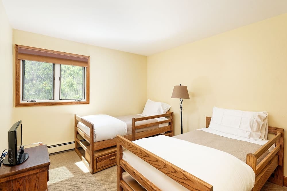 Snowmass 2BR Getaway Pool, Hot Tub & Ski Access - D2 by RedAwning