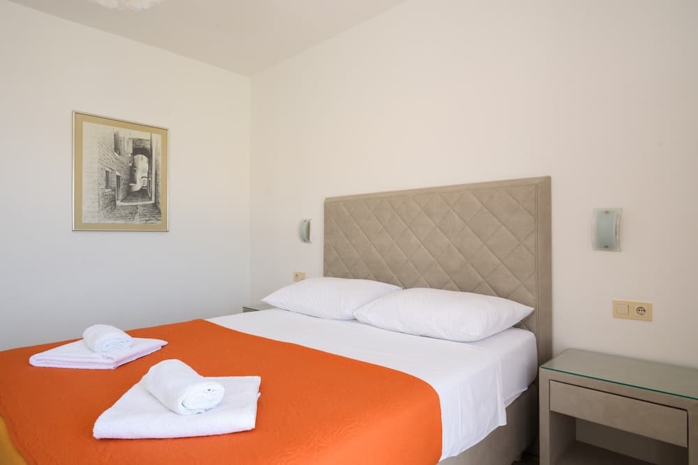 A3 90m2 apt W.shared Pool & Balcony,next to Beach