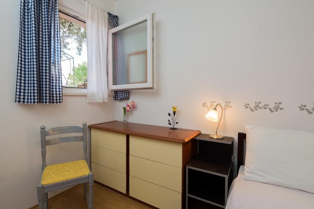 2 - Modern Apartment With Garden, 80m From Beach