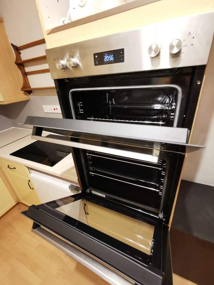 House - Sleeps up to 14 & Parking Available