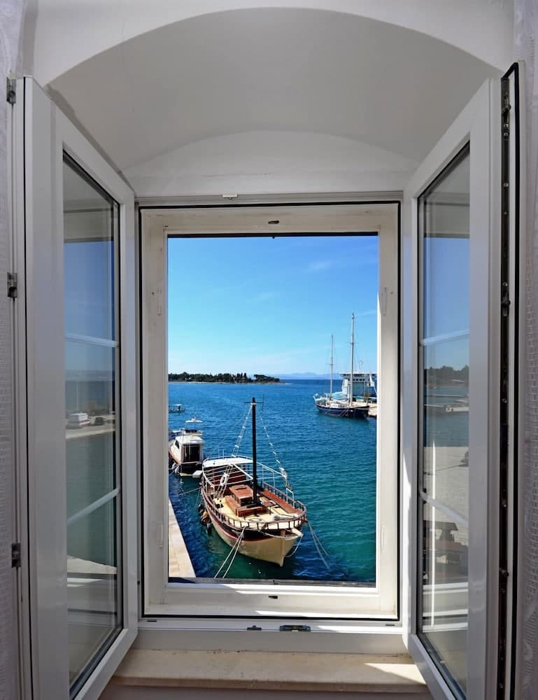 A2 - Cozy Apartment, Best Location in Supetar