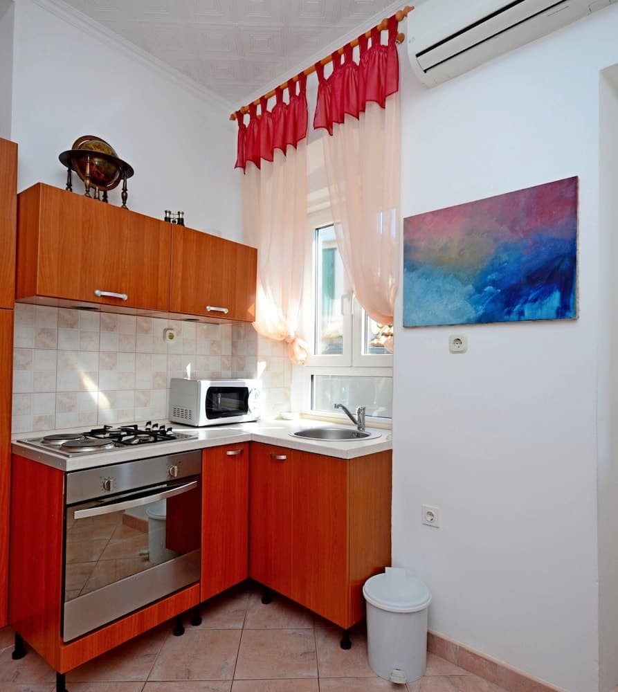A1 - apt With Terrace, Best Location in Supetar