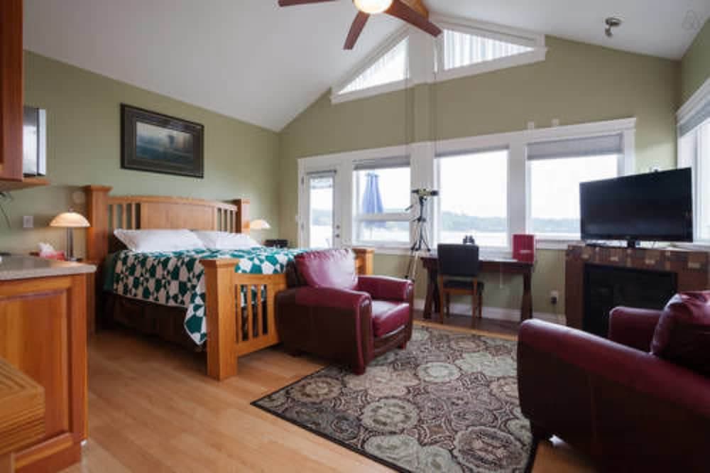 Birds of a Feather Victoria Oceanfront Studio Suites