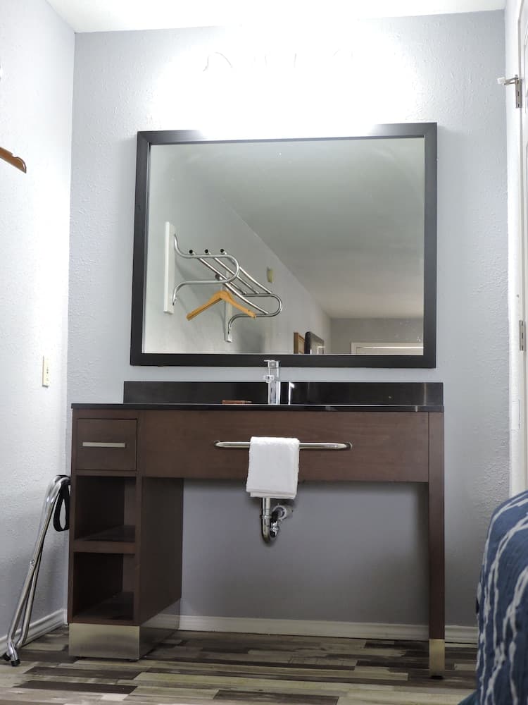 Riata Inn Crystal City