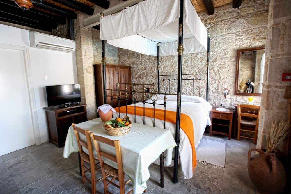 Leonidas Village Houses