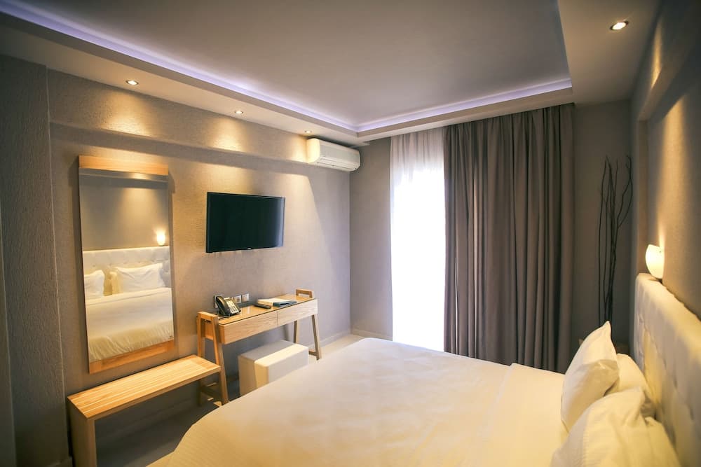 Royal Hotel and Suites