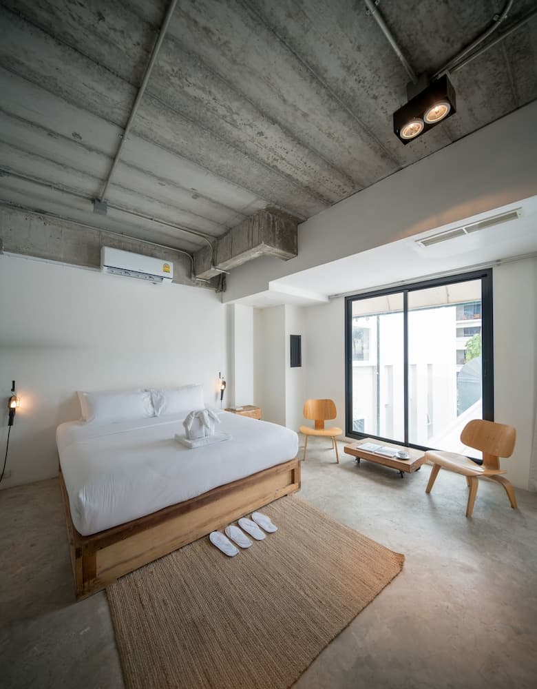 ELLA Bar, Bistro & Bed