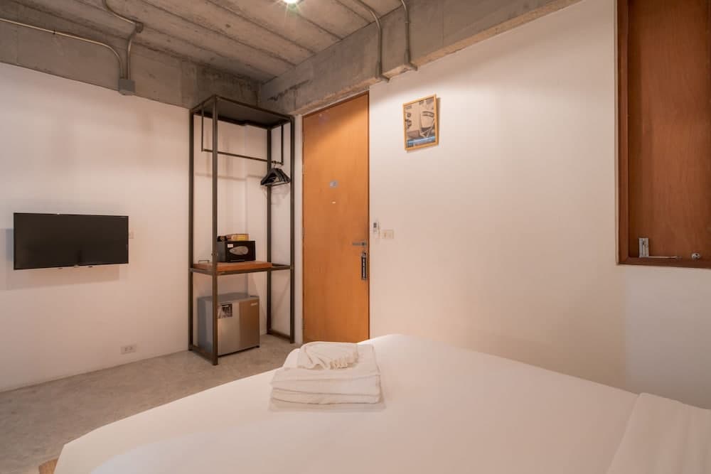 ELLA Bar, Bistro & Bed