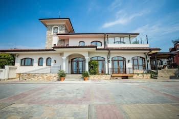 Helena VIP Villas and Suites