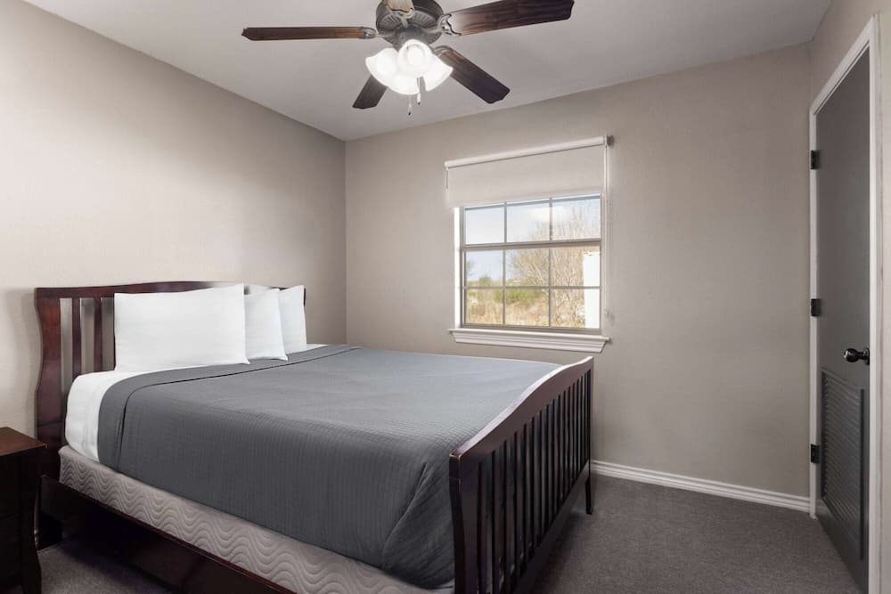 Eagle's Den Suites Kenedy a Travelodge by Wyndham