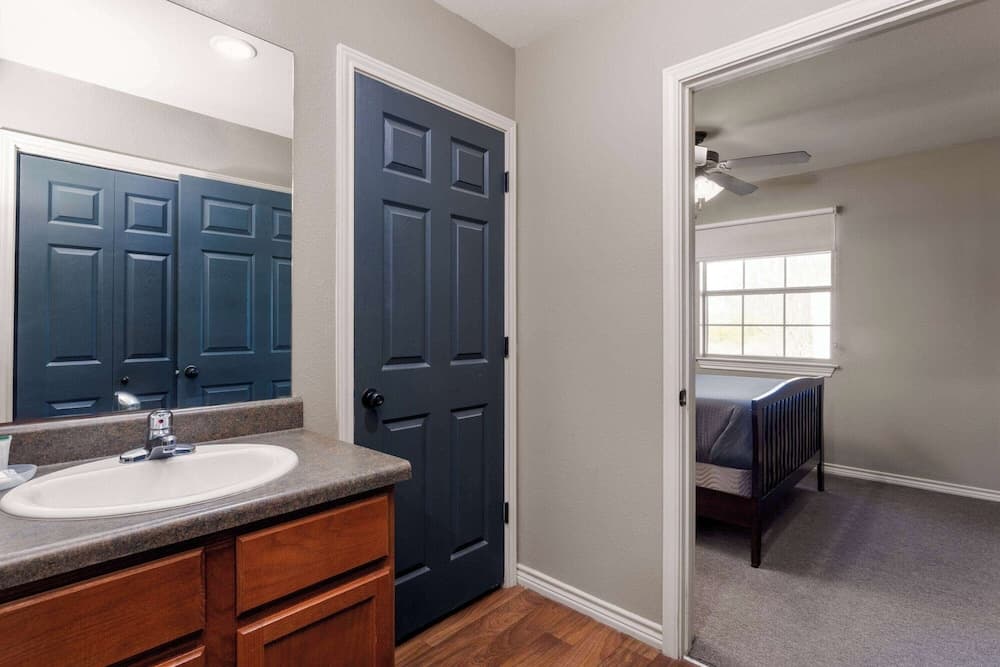 Eagle's Den Suites Kenedy a Travelodge by Wyndham