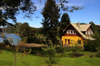 Los Juncos Patagonian Lake House