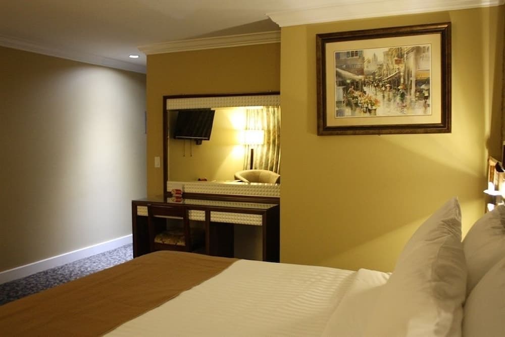 The Deluxe Hotel Vancouver