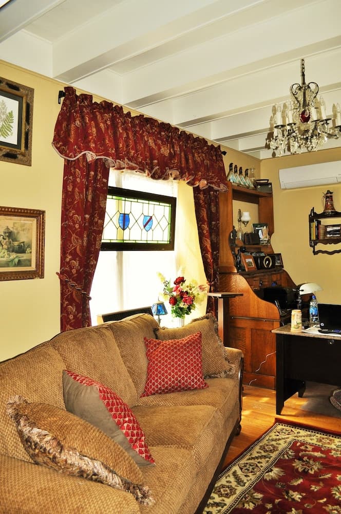 Victorian Inn & Carriage House