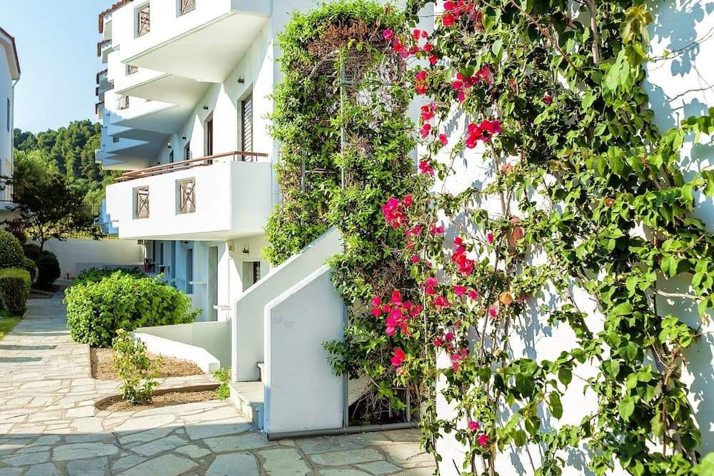 Xenios Dolphin Beach Hotel