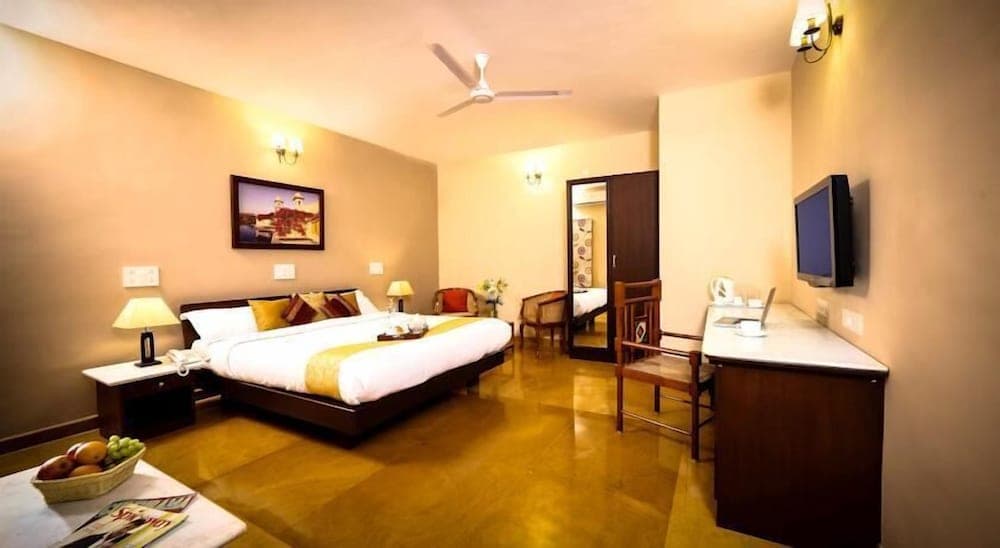 Hanu Reddy Residences Poes Garden