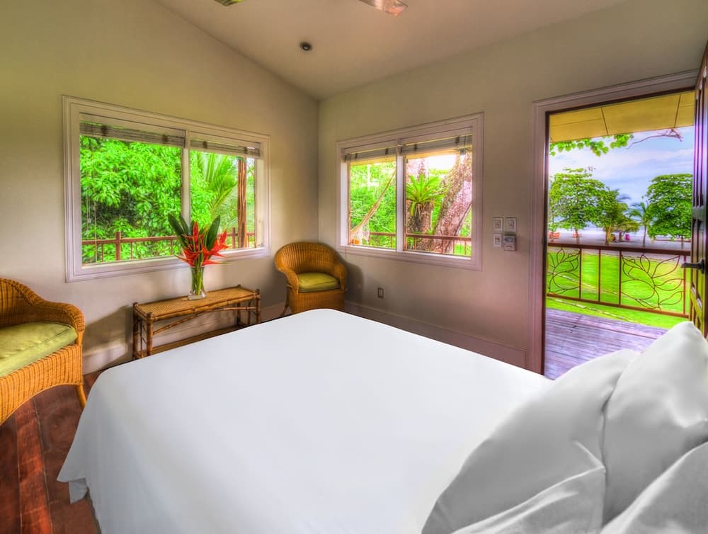 Iguana Lodge Beach Resort