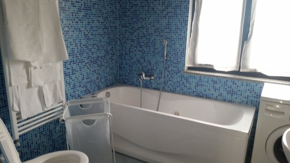 Comfortable Attic With Parking Space in the Town of Chiavari Num001