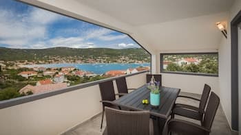 A8 - Modern apt With Terrace, 3 min Walk to Beach