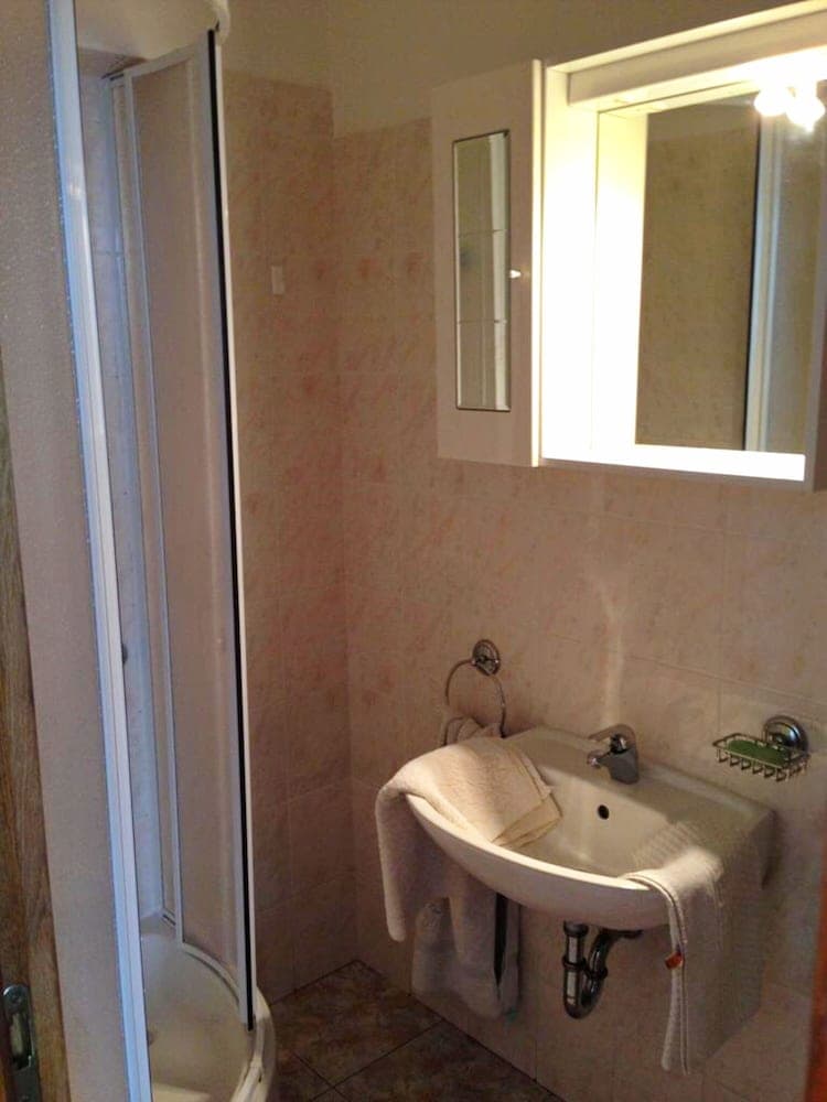 A2 - apt w Patio, Just 3 min Walking to the Beach