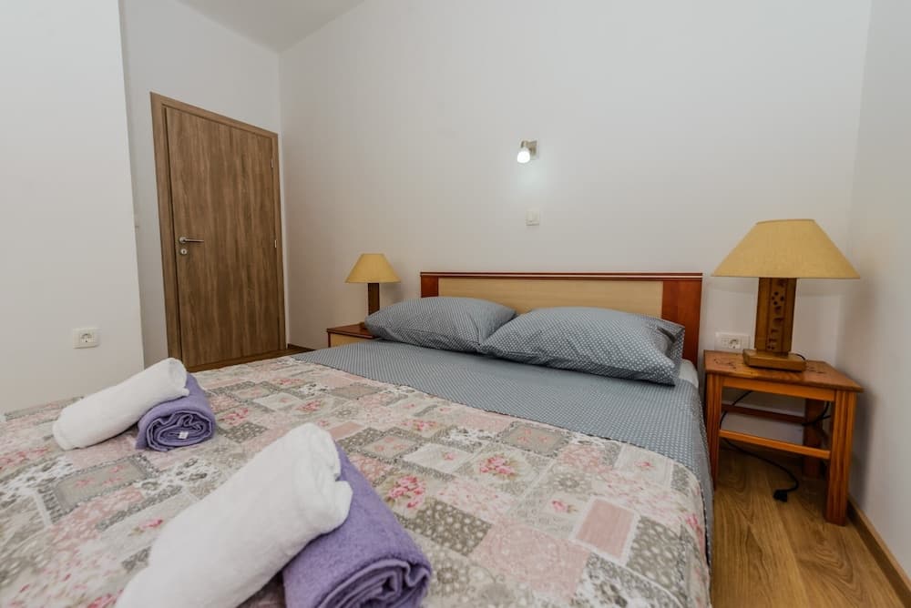 Spacious Apartment w Patio 40m From the Beach