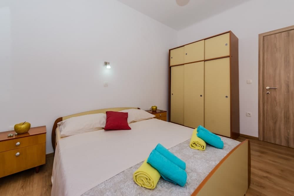 Spacious Apartment w Patio 40m From the Beach