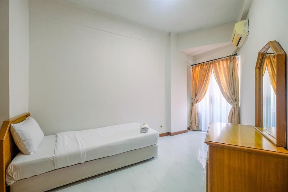 Spacious and Strategic 3BR Kondominium Juanda Apartment