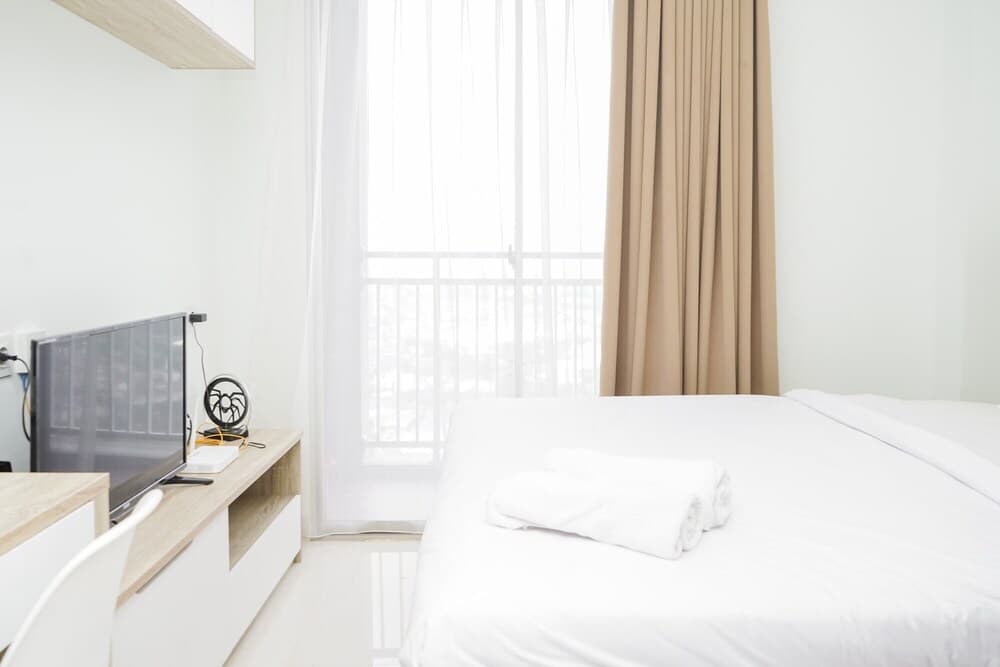 Comfort and Elegant Studio Apartment at Springwood Residence