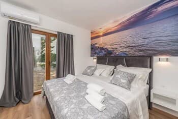 Holiday House with Hot Tub