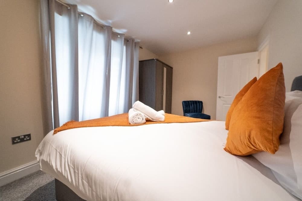 3 Bed Apt Beach View Brighton by Opulent