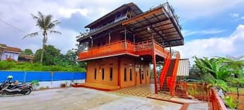 Villa Lisandsa by Ruang Nyaman