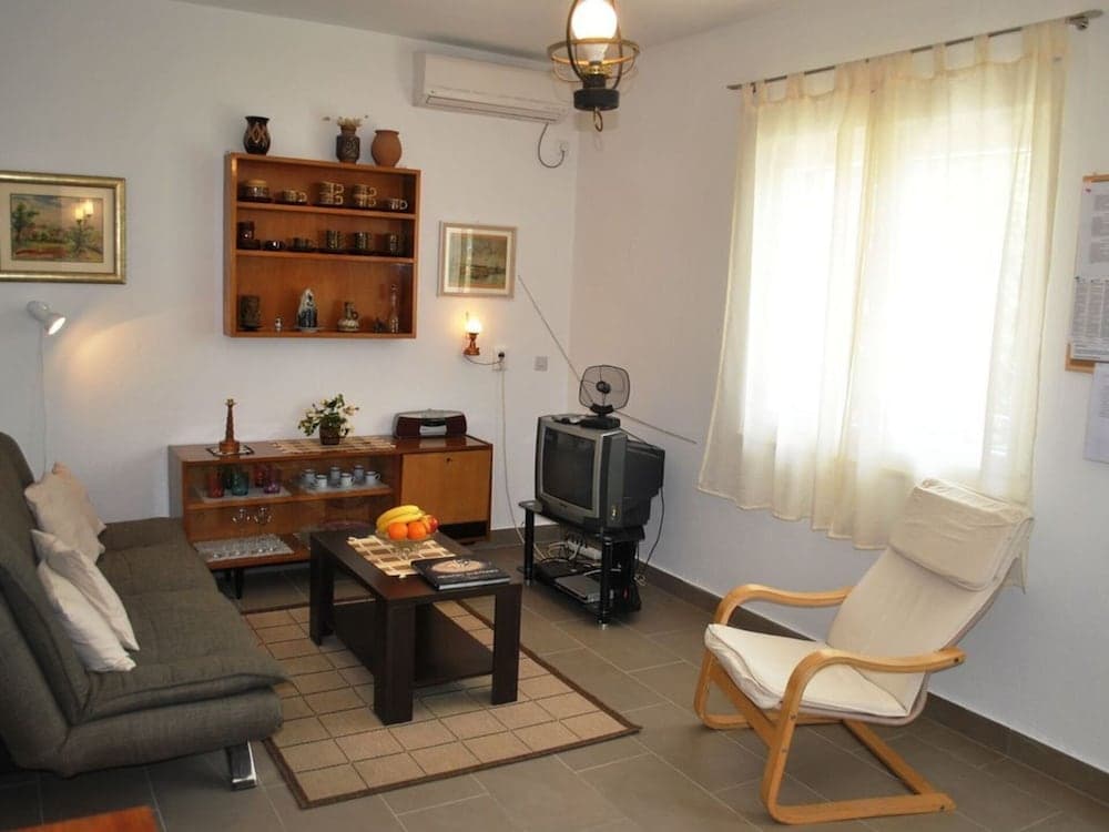 Nice 2-bedroom Private House, 50 m Beach, Sutivan