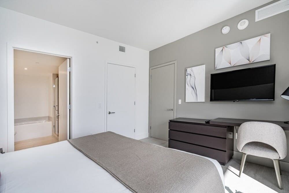 Hyde Beach House Luxury Condo-resort 2 Bedroom Condo by Redawning