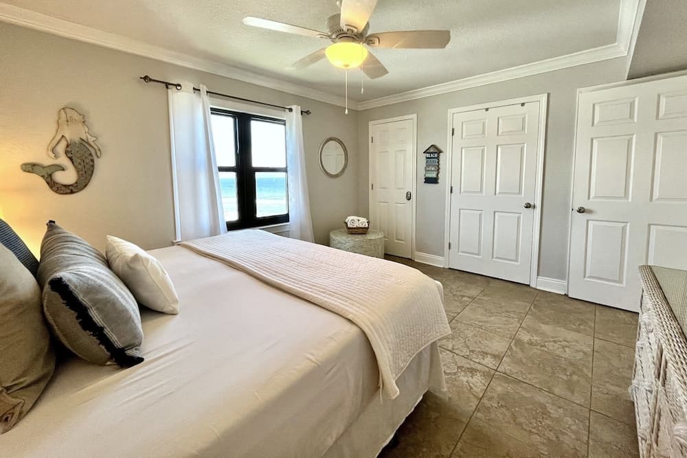 Harbour Place 511 3 Bedroom Condo by RedAwning