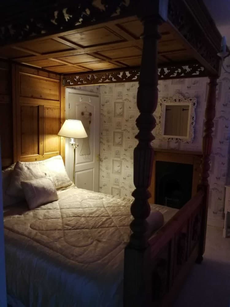 House Sleeps 7 With Hot Tub & Pets