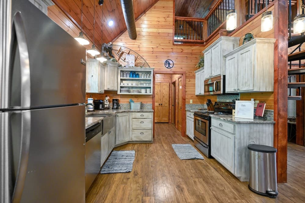 Squatch Watch Lodge 1 Bedroom Cabin