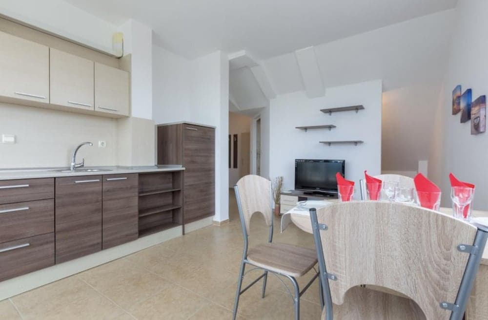 1-bed Modern Sea View Apartment in Aparthotel