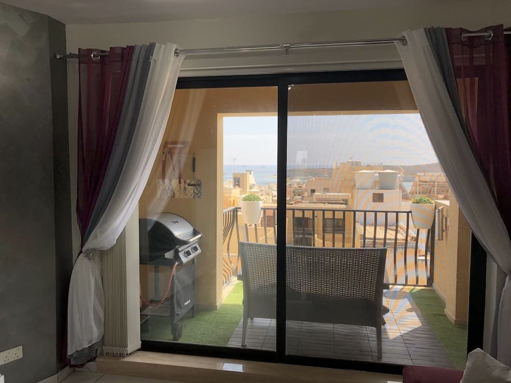 Sea View 2 Bed Apartment Close to Beach