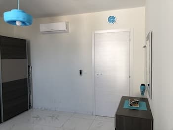 1a Sea View 2 Bed Apartment Close to Beach