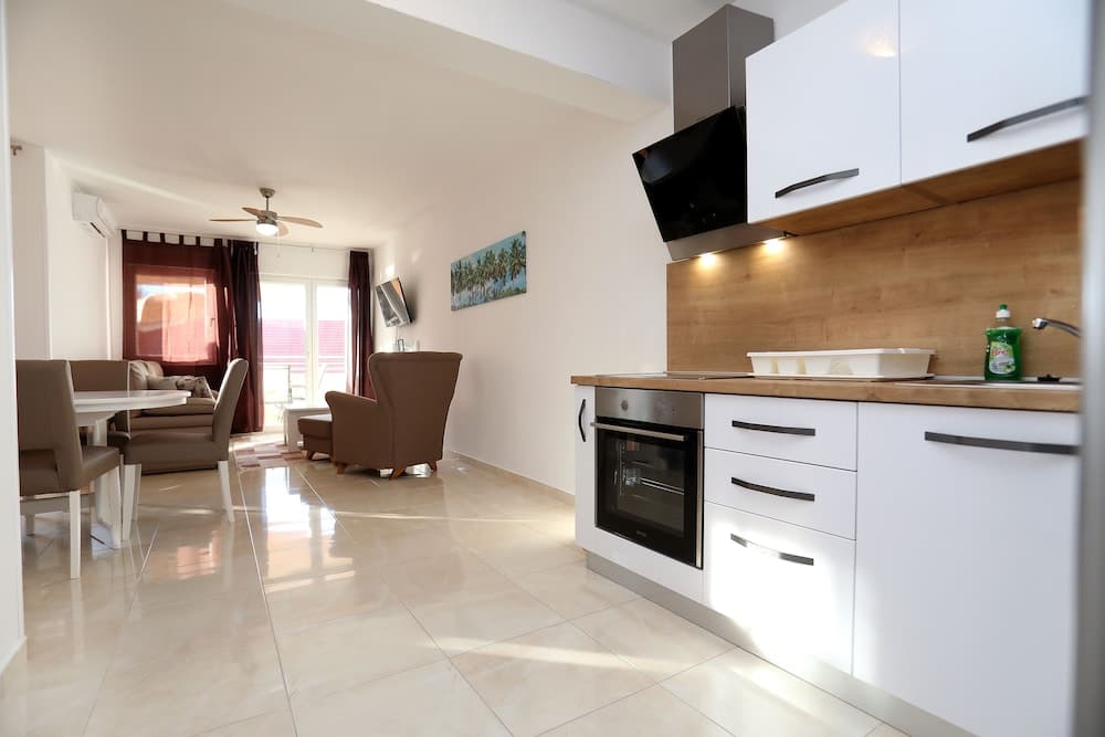 Lovely 2-bed Apartment in Okrug Gornji